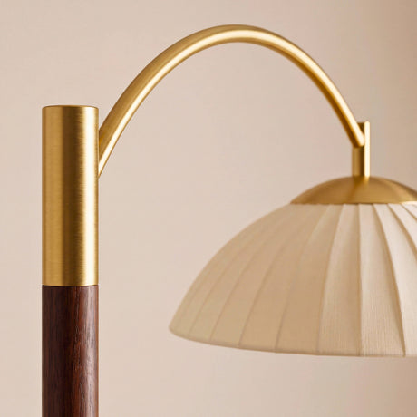 Estructura superior curva con acabado metálico dorado cepillado y acople de madera premium.