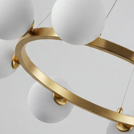 Acercamiento al acabado metalico oro satinado y globos opalizados de la lampara circular Collier Gold.