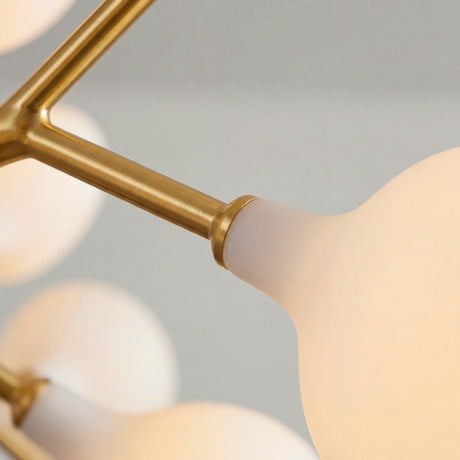 Detalle del acabado dorado y la esfera de vidrio opalino de la lampara Nativa Gold.