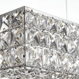 Primer plano de cristales tallados de alta transparencia para difracción de luz LED.