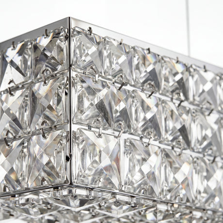 Primer plano de cristales tallados de alta transparencia para difracción de luz LED.