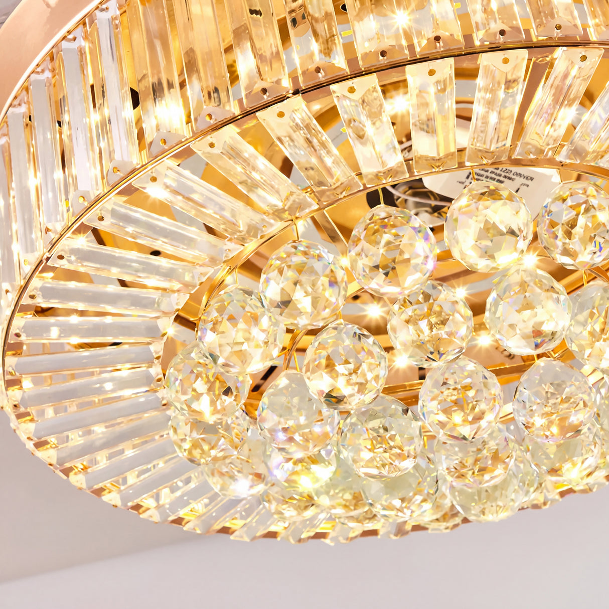 Primer plano de esferas de cristal de alta calidad de lámpara ventilador.