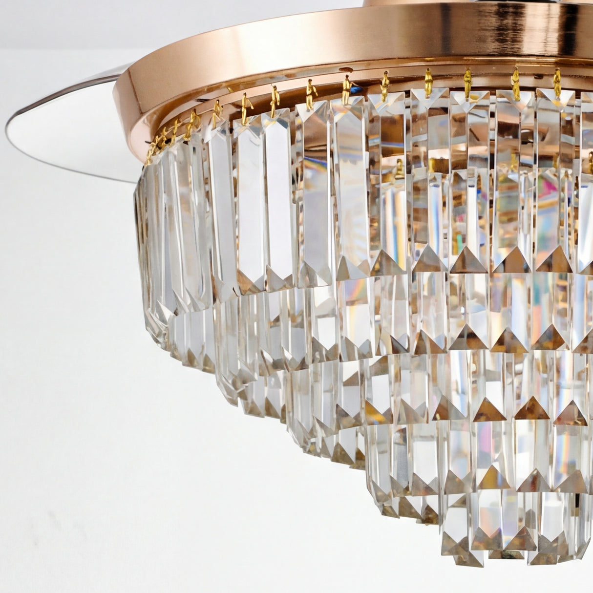 Primer plano de cristales facetados K9 de ventilador de techo de lujo