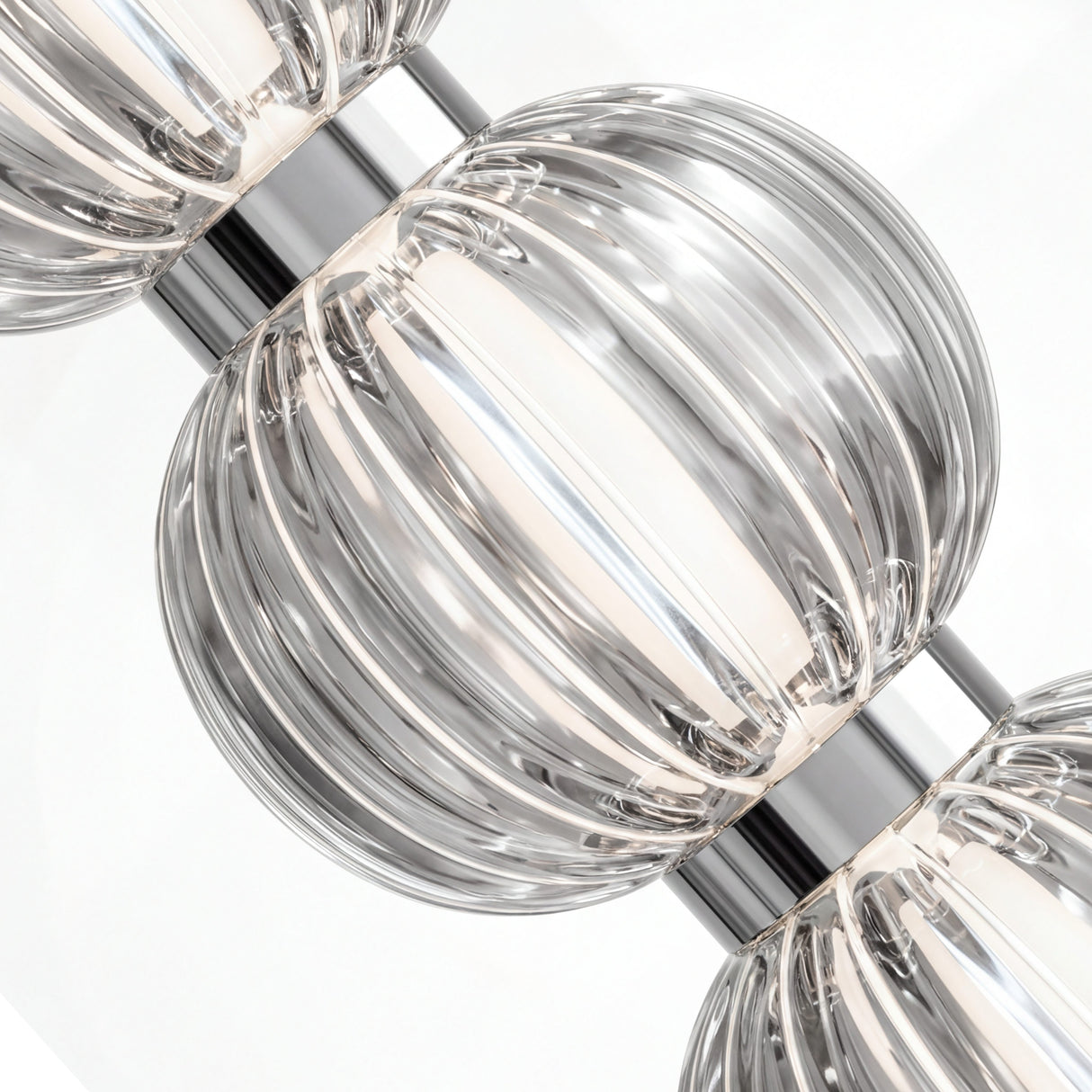 Primer plano de esferas de cristal estriado y acabados en cromo de la lampara Bangle Silver.