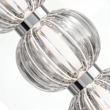 Primer plano de esferas de cristal estriado y acabados en cromo de la lampara Bangle Silver.