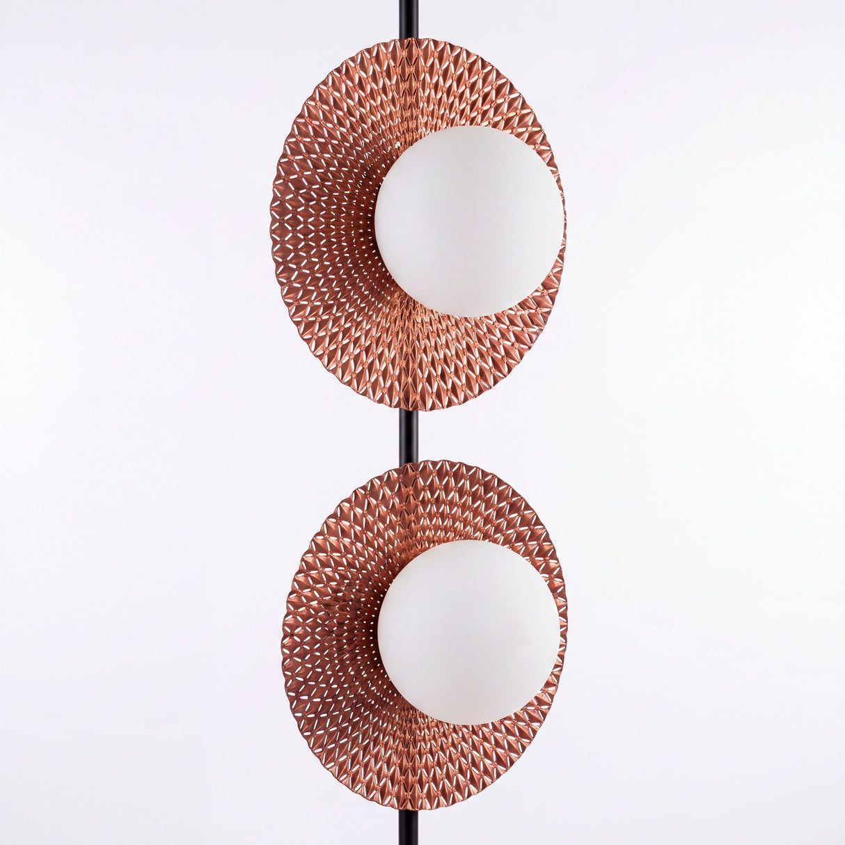 Estructura lineal con pantallas de diseño orgánico que tamizan la luz con eficiencia.