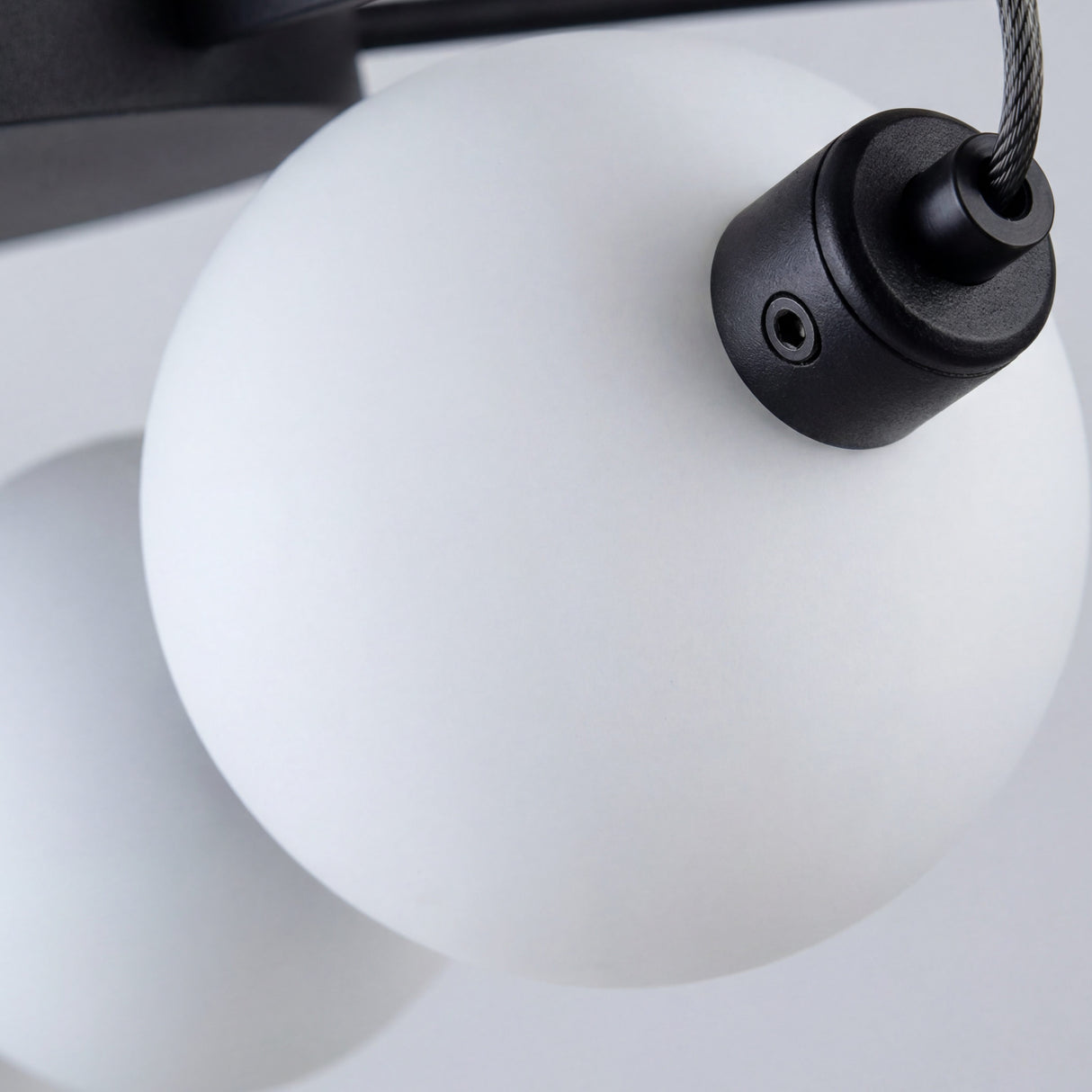 Detalle de esfera de vidrio opalizado y acabado negro mate de lampara Perla