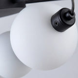 Detalle de esfera de vidrio opalizado y acabado negro mate de lampara Perla