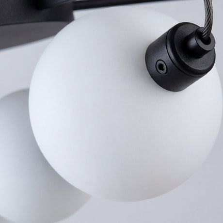 Detalle de esfera de vidrio opalizado y acabado negro mate de lampara Perla