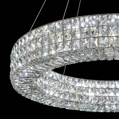 Primer plano de cristales facetados con reflexión de luz fría para diseño contemporáneo.