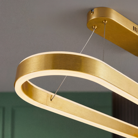 Primer plano del acabado en aluminio dorado cepillado de la lámpara LED minimalista.