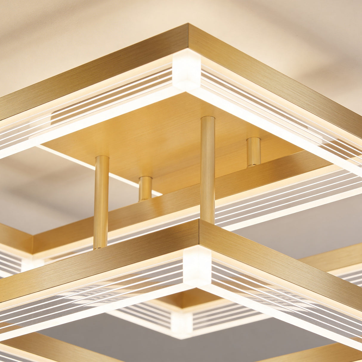 Primer plano de los acabados metálicos dorados y paneles LED de la lámpara de techo moderna.
