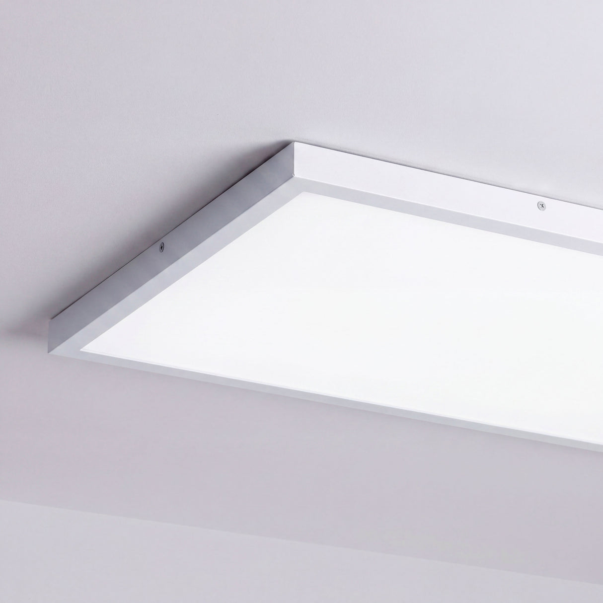 Primer plano del acabado en aluminio blanco y perfil slim del panel LED de 36W.