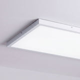 Primer plano del acabado en aluminio blanco y perfil slim del panel LED de 36W.