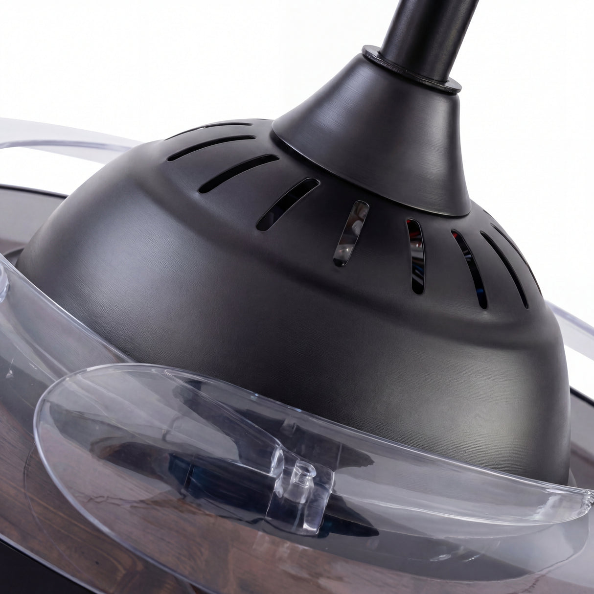 Primer plano del motor DC de corriente directa que garantiza silencio y ahorro energético.