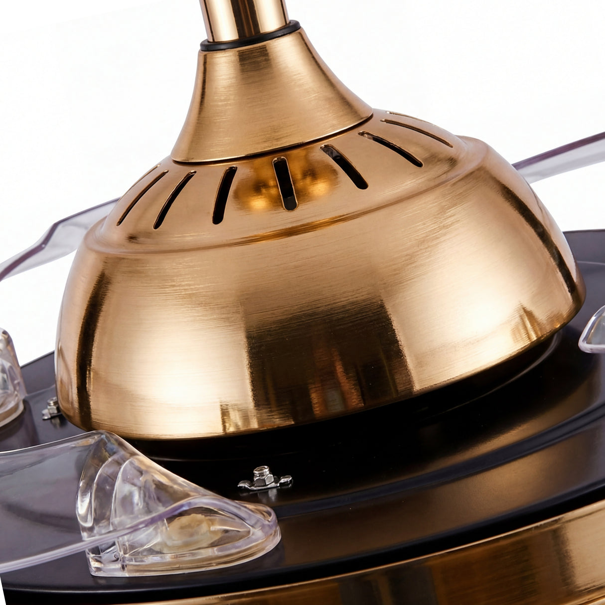 Primer plano del motor dorado y mecanismo de aspas transparentes plegables.