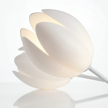 Detalle de pantalla en forma de petalo de lampara tulipa bloom iluminada con luz calida