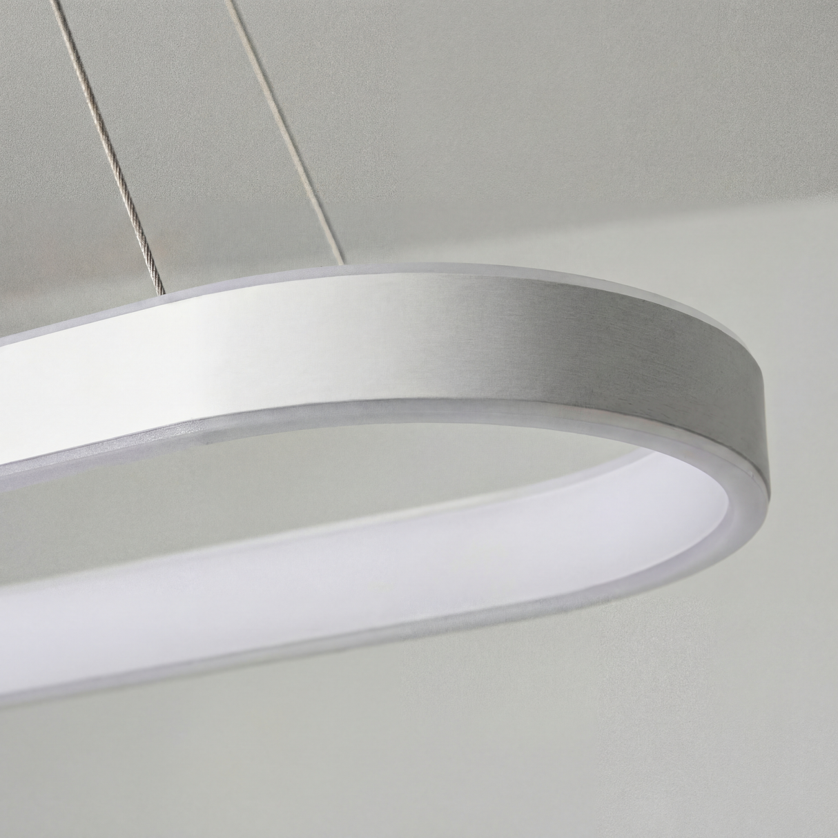 Primer plano del acabado blanco mate y difusor de luz de luminaria ovalada i-Lumina.