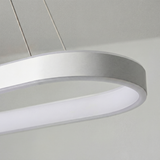 Primer plano del acabado blanco mate y difusor de luz de luminaria ovalada i-Lumina.