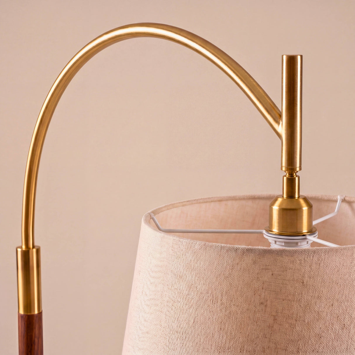 Conector metálico dorado regulable para pantalla textil de iluminación técnica residencial.