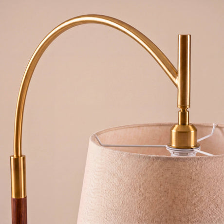Conector metálico dorado regulable para pantalla textil de iluminación técnica residencial.