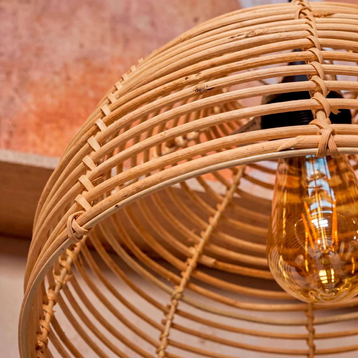 Primer plano de la trama de rattan natural con foco LED de filamento tipo Edison.