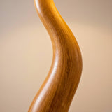 Acabados premium en madera veteada de diseño minimalista con formas sinuosas para proyectos de arquitectura interior.
