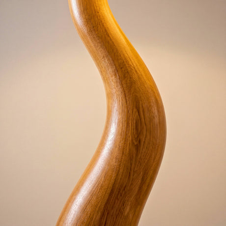 Acabados premium en madera veteada de diseño minimalista con formas sinuosas para proyectos de arquitectura interior.