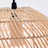 Primer plano de la textura del rattan natural resaltando el acabado hecho a mano.