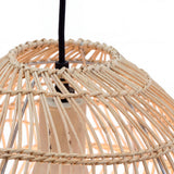 Close-up de la textura del rattan natural resaltando el acabado artesanal y el paso de luz.