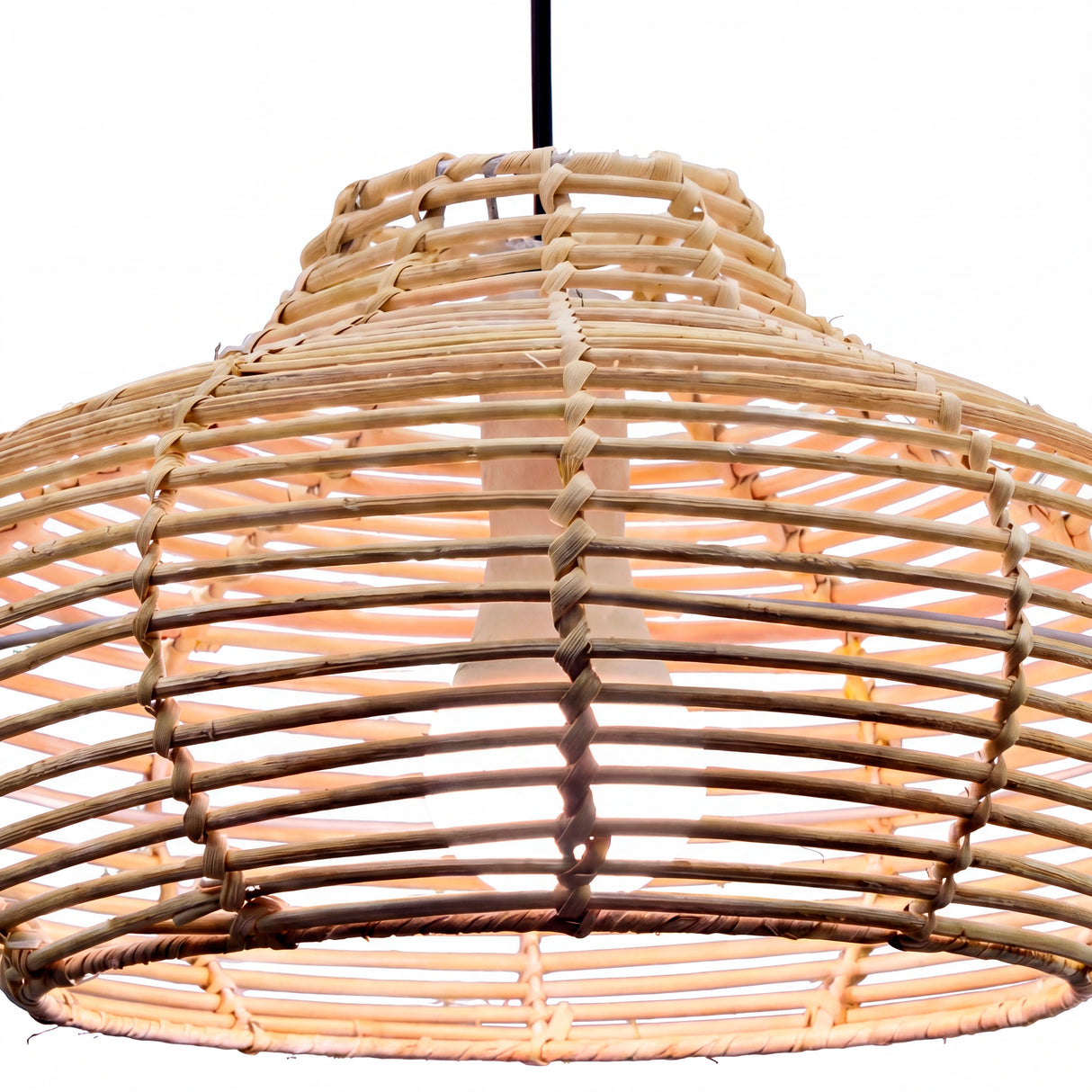 Close-up de la estructura de rattan natural resaltando el acabado artesanal y el tejido abierto.