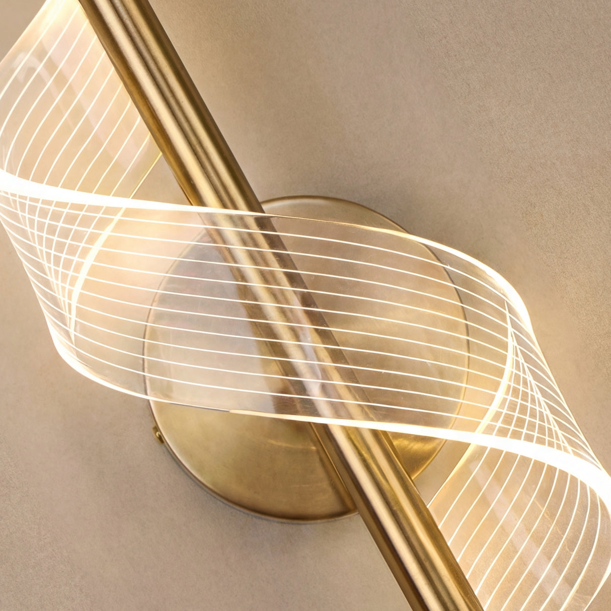 Primer plano del diseño de cinta LED helicoidal y acabado oro satinado de la linea Helix.