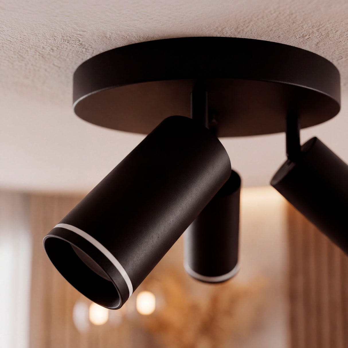 Detalle de cabezal orientable de sobreponer en negro mate para espacios de arquitectura contemporánea.