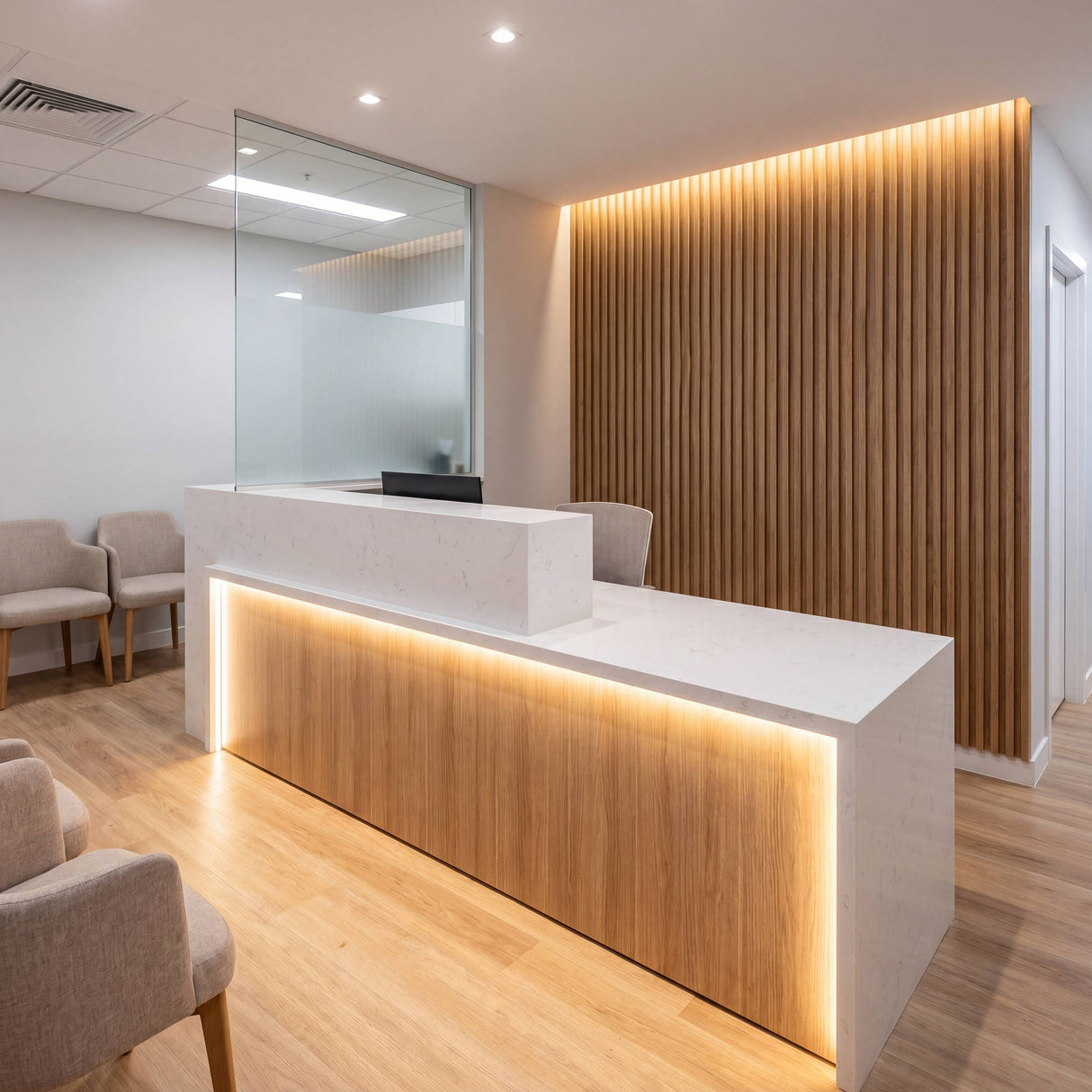 Iluminación perimetral cálida en techos y paredes de un hall de entrada de diseño corporativo premium.
