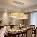 Lámpara alargada sobre mesa de comedor clásica con iluminación técnica decorativa y acogedora.