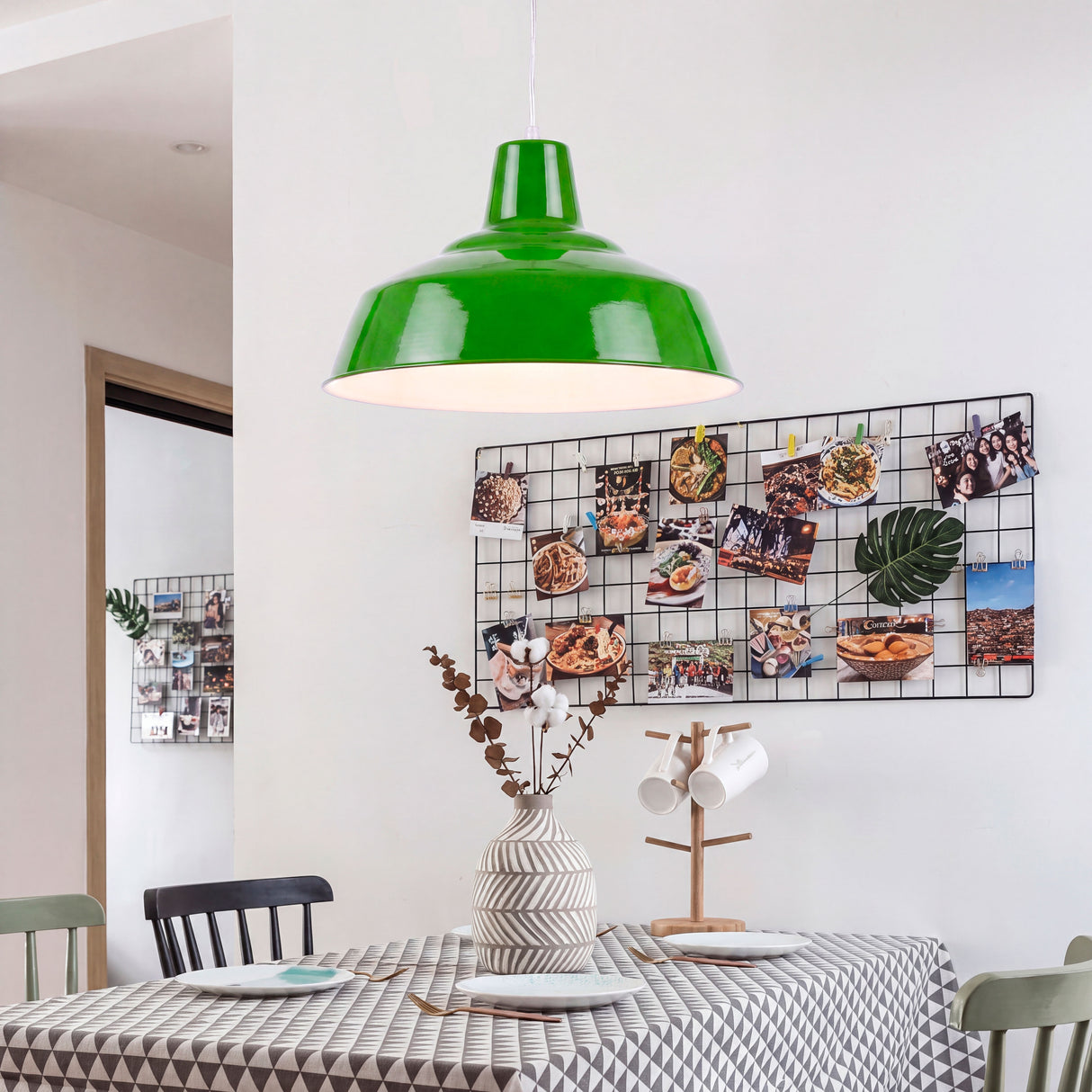 Iluminación directa y uniforme sobre mesa de comedor que realza los colores de los elementos decorativos.