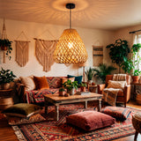 Colgante de rattan natural en sala de estar con decoración orgánica, plantas y luz cálida.
