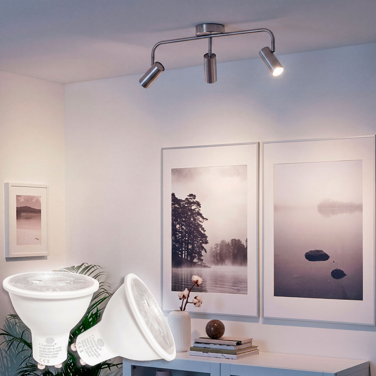 Iluminación de soporte orientable mediante focos dicroicos integrados en ambientes residenciales modernos.