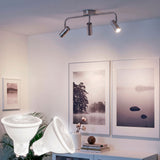 Iluminación de soporte orientable mediante focos dicroicos integrados en ambientes residenciales modernos.
