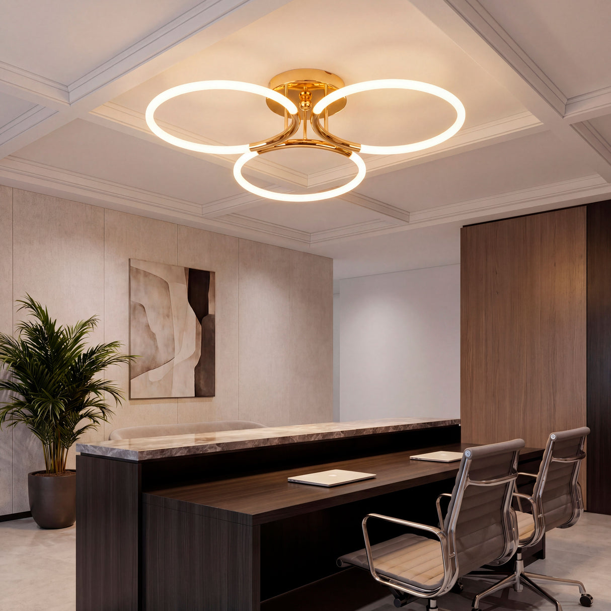 Lámpara de diseño en mostrador de recepción con sillas ergonómicas y luz neutra.