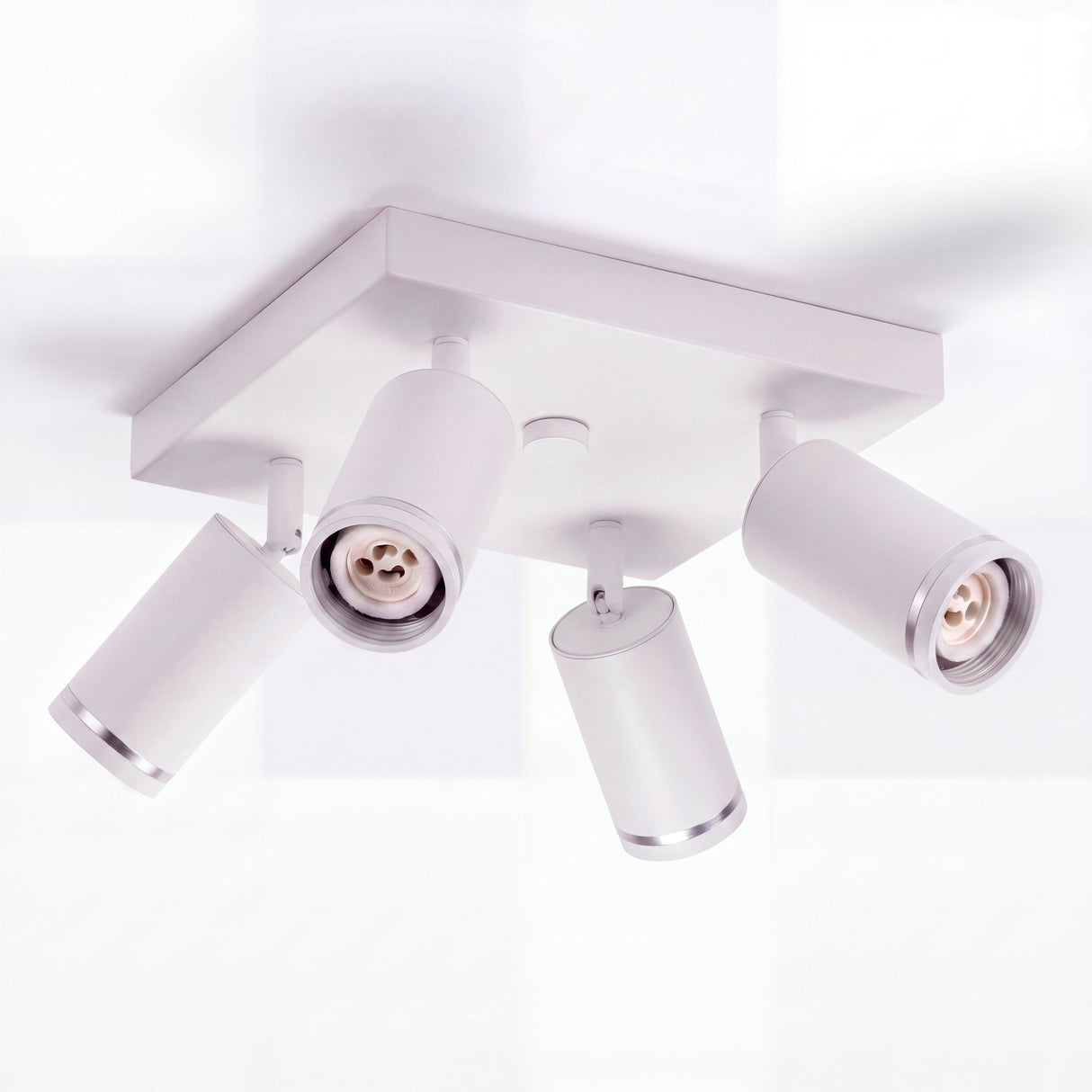 Estructura cuadrada metálica de sobreponer con cuatro spots direccionables de estilo limpio.