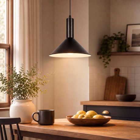 Lámpara de techo cónica aportando luz de acento sobre una mesa de madera en cocina contemporánea.