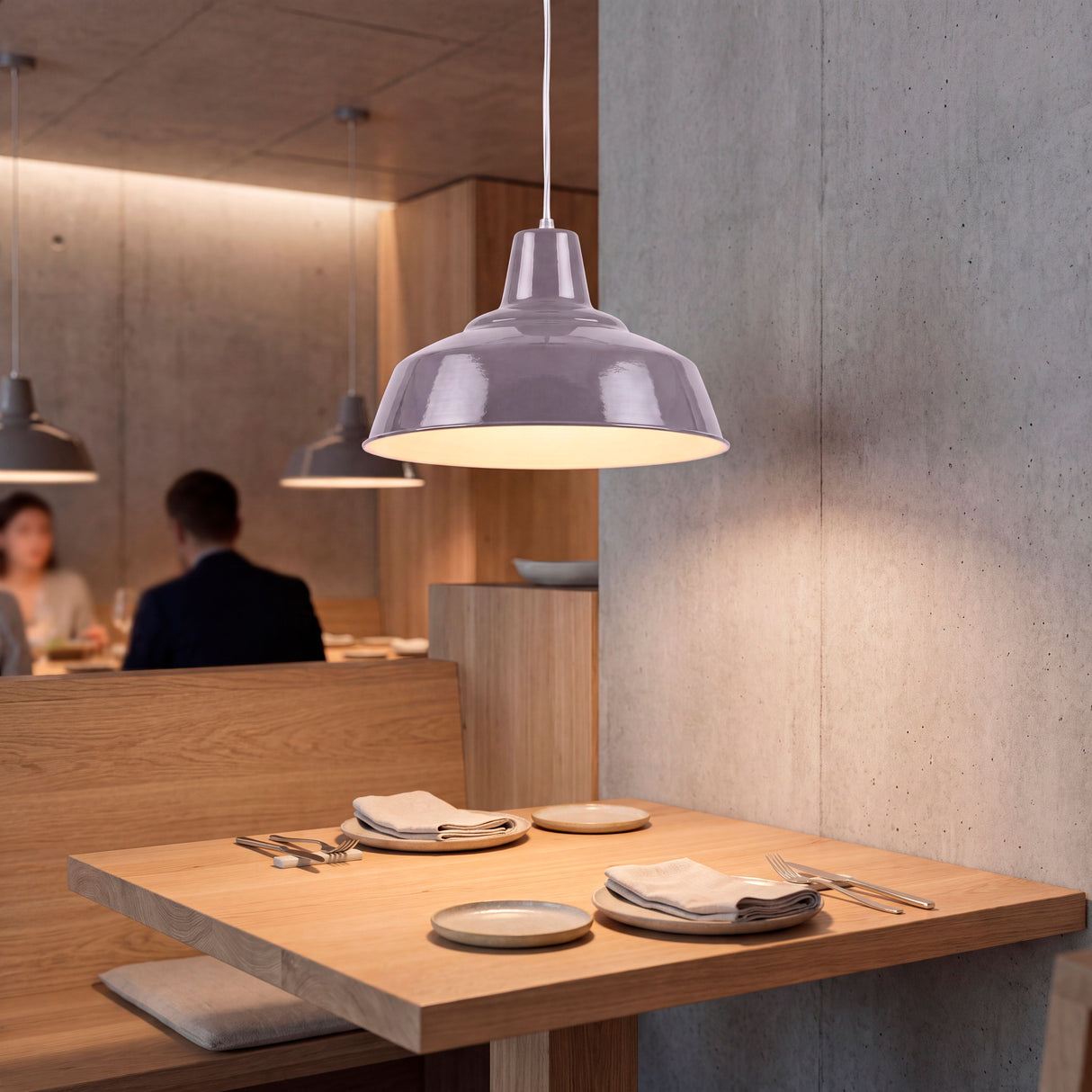 Iluminación focal directa que realza las texturas de madera en un rincón comedor de diseño minimalista.