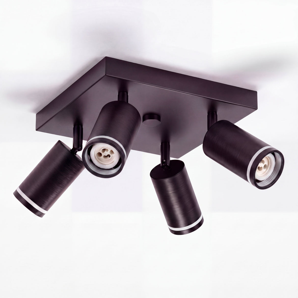 Estructura cuadrada metálica de sobreponer con cuatro spots direccionables de estilo limpio.