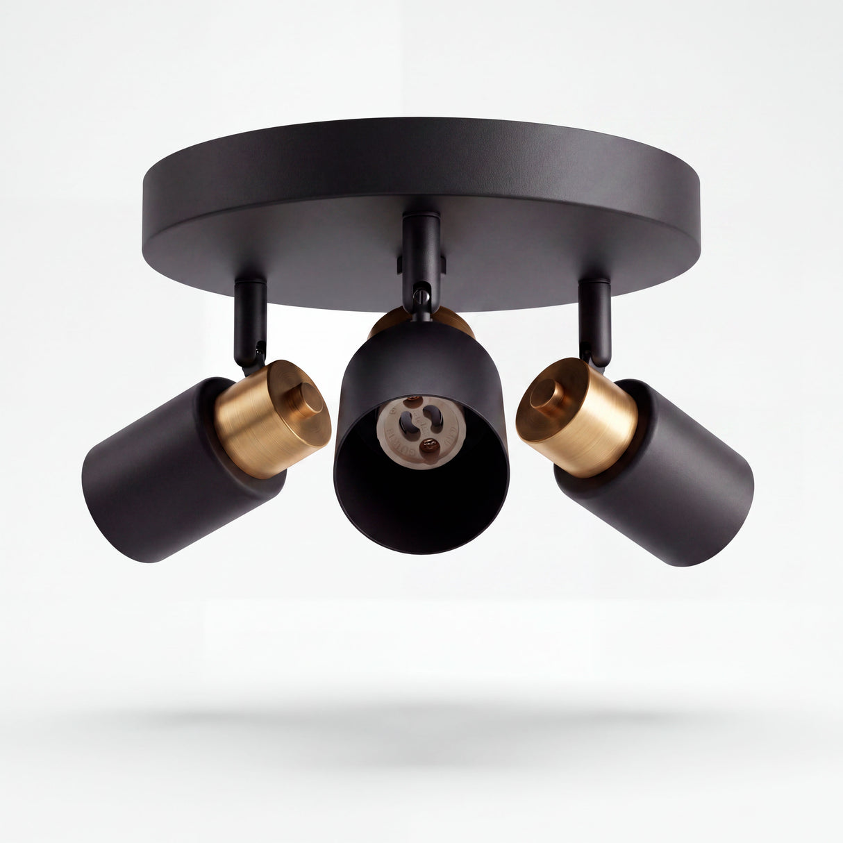 Estructura circular metálica de sobreponer con tres spots direccionables de estilo limpio.