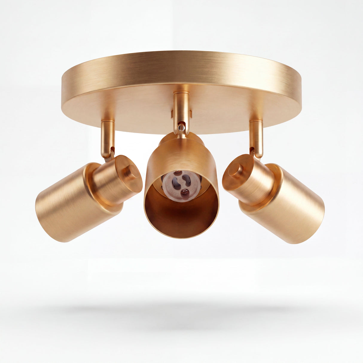 Estructura circular metálica de sobreponer con tres spots direccionables de estilo limpio.