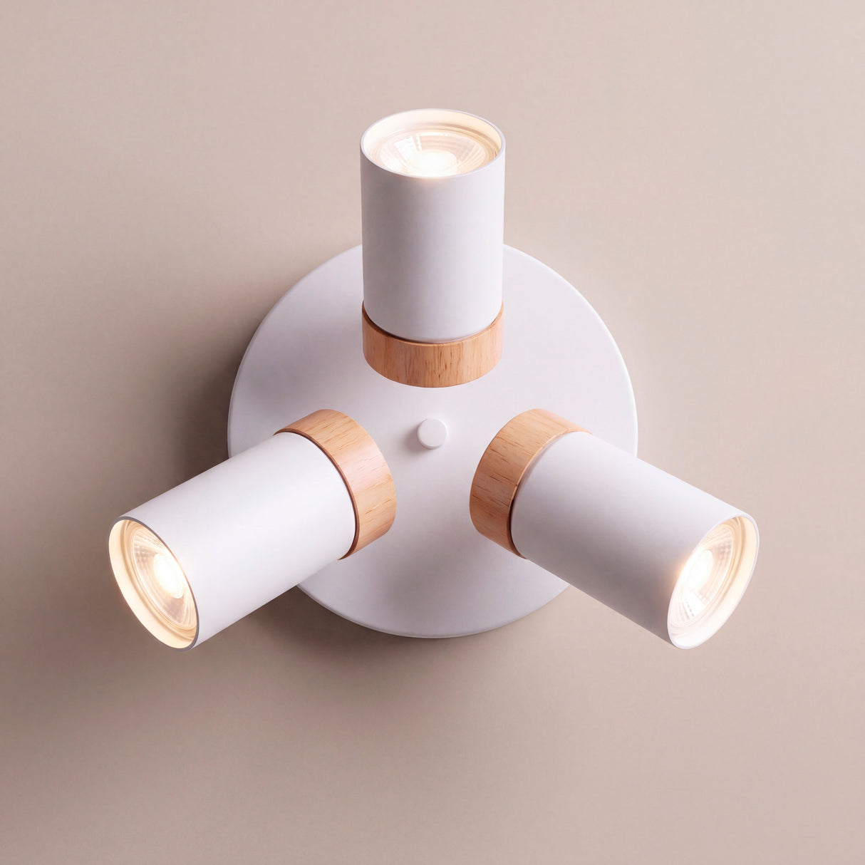Vista superior de plafón de sobreponer con tres brazos articulados orientables en blanco mate.