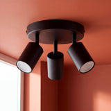 Plafón triple de sobreponer con diseño minimalista instalado sobre techo en tono terracota.