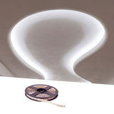 Trazo de luz continua blanca pura que demuestra la maleabilidad técnica para formas orgánicas en interiores.