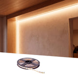 Luz lineal oculta integrada en techos y muros para una arquitectura contemporánea limpia.